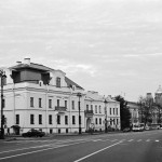 Одна нога здесь