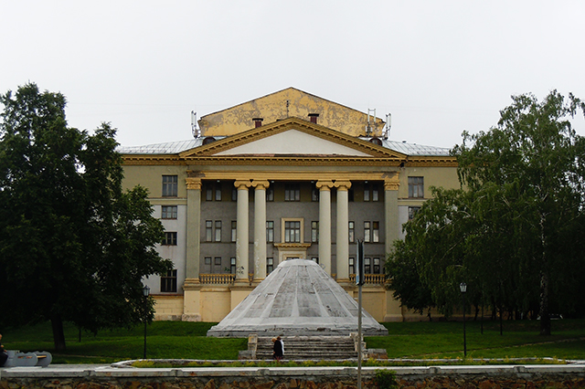 Сквер за ДК Горького, закрытый фонтан